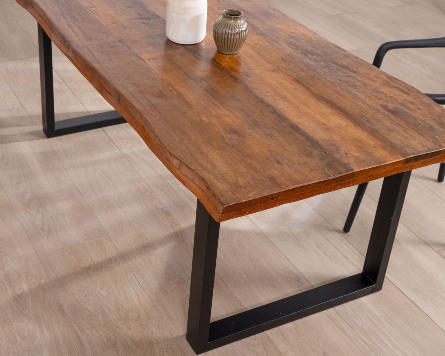 Mesa de comedor de madera reciclada con patas de metal negro en forma de U «Alésia», 200 cm