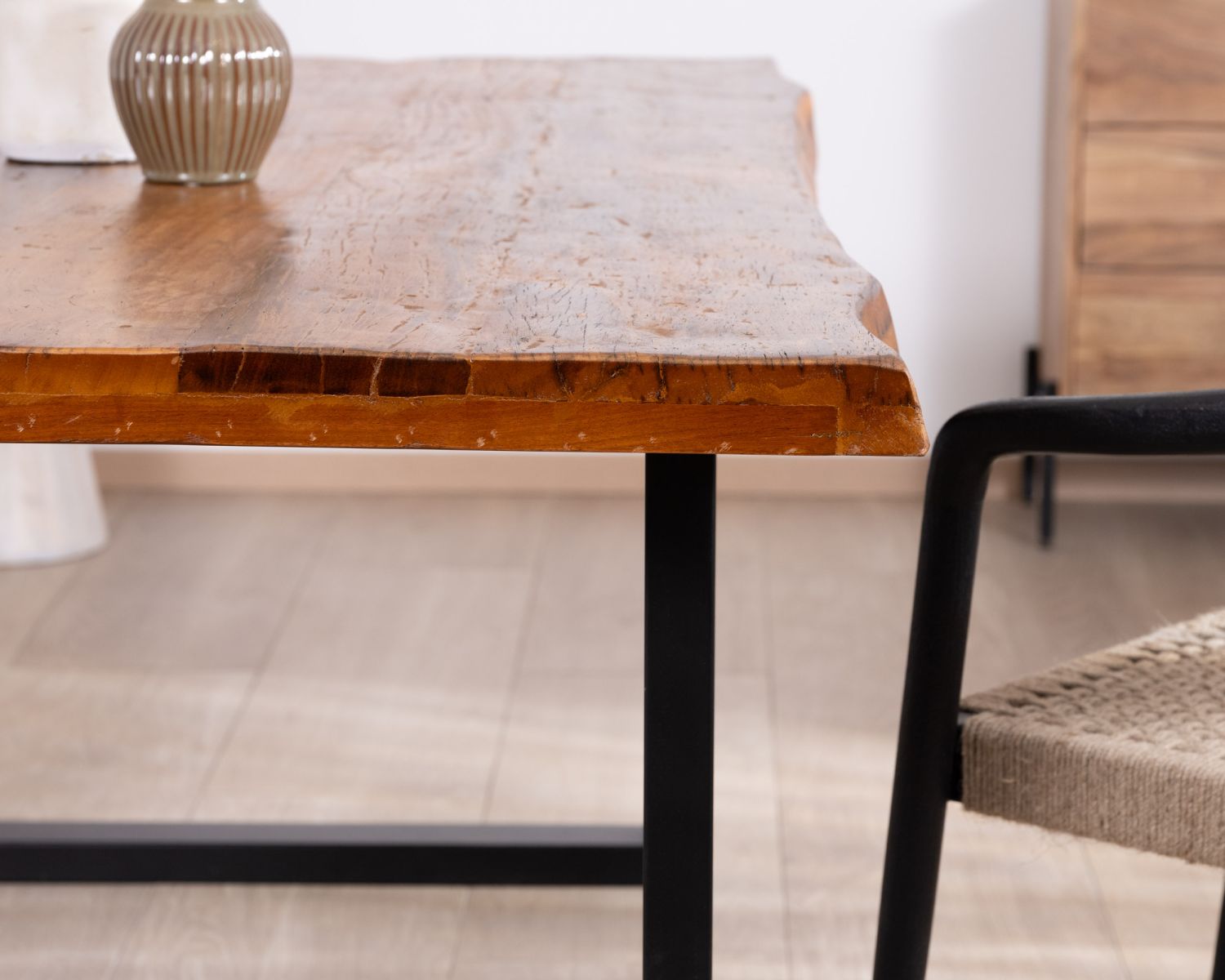 Mesa de comedor de madera reciclada con patas de metal negro en forma de U «Alésia», 200 cm