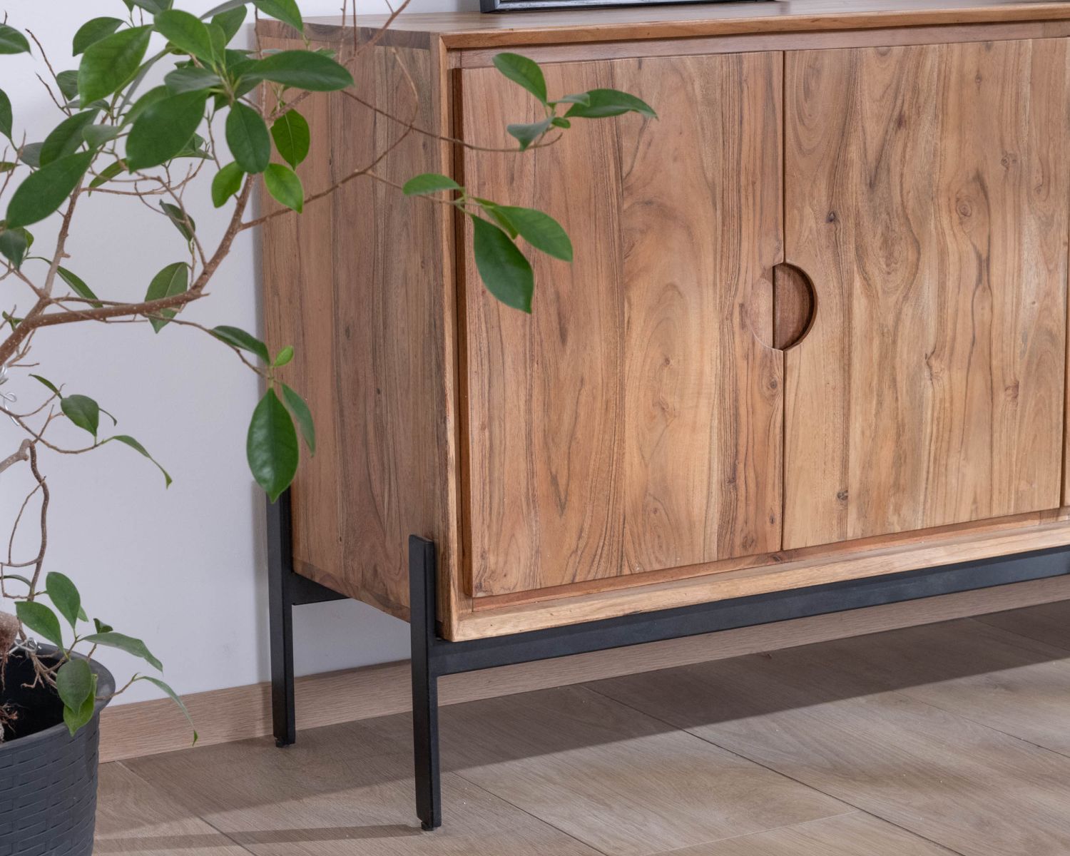 Aparador de 4 puertas de acacia y metal, 160 cm, modelo «Novelli», de estilo zen y minimalista