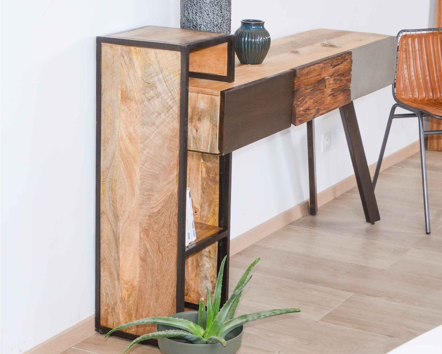 Consola de diseño moderno con espacio de almacenamiento en madera, metal y cemento «Mezzo»