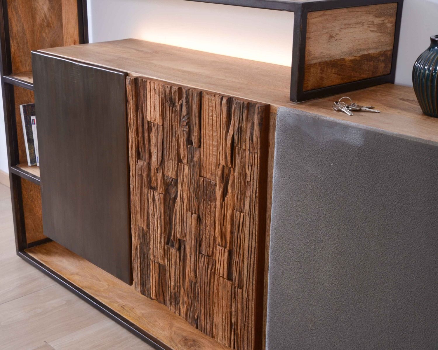 Aparador de diseño en madera maciza con LED y detalles en metal y cemento «Mezzo»