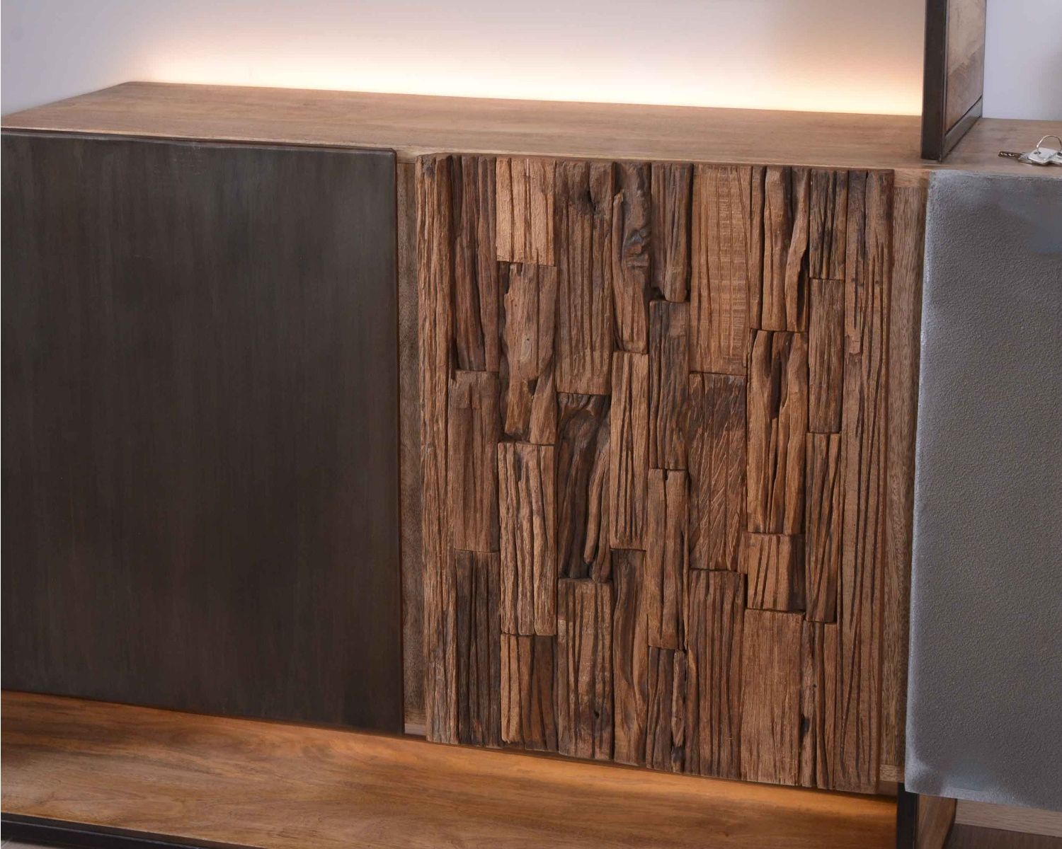 Aparador de diseño en madera maciza con LED y detalles en metal y cemento «Mezzo»
