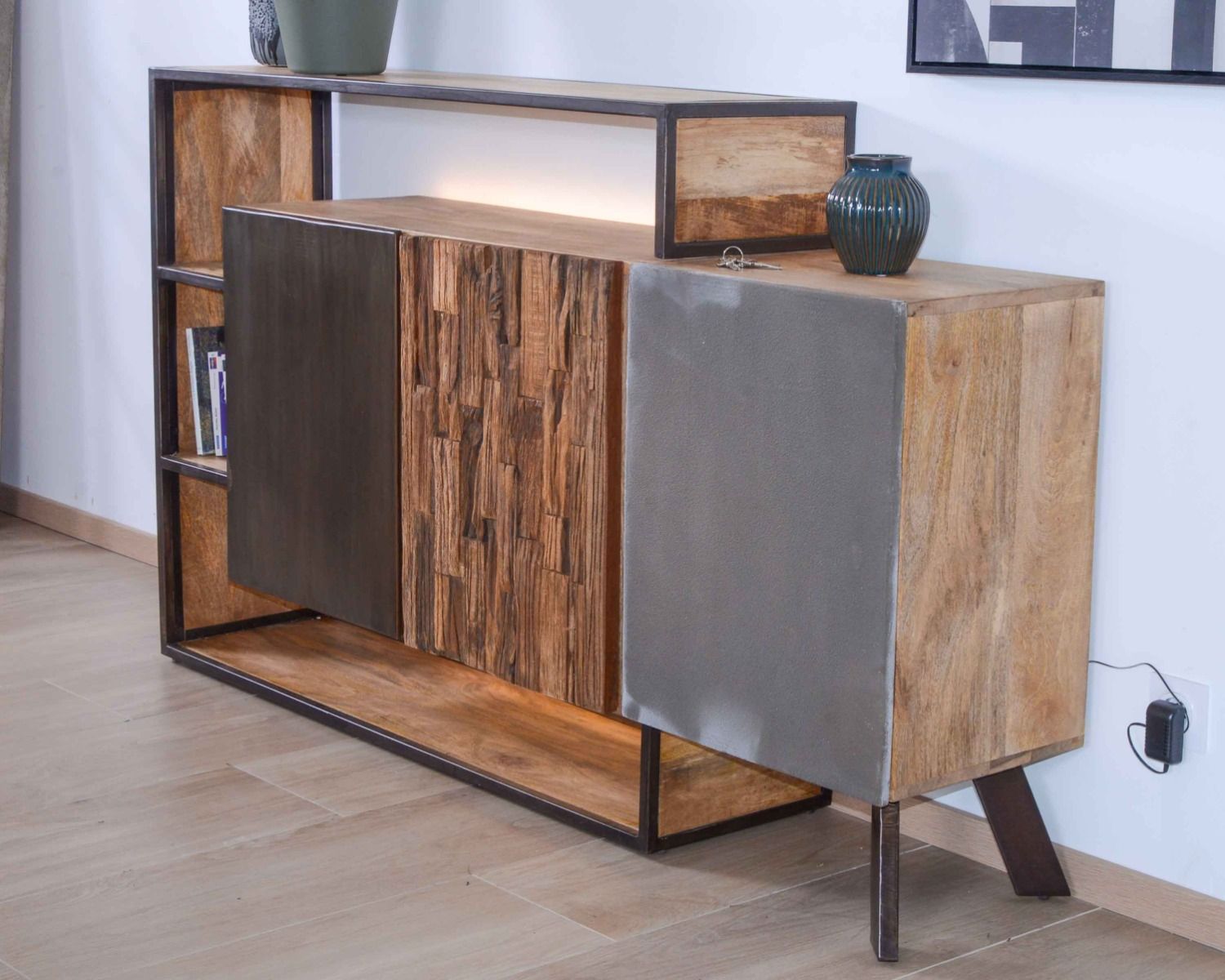 Aparador de diseño en madera maciza con LED y detalles en metal y cemento «Mezzo»