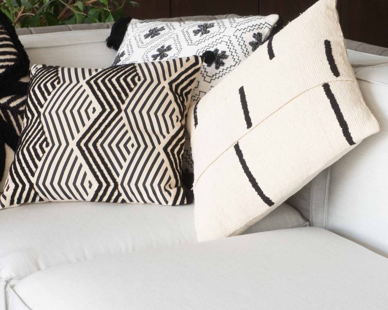 Cojín para sofá en color blanco roto y negro «Kavon» con motivo gráfico