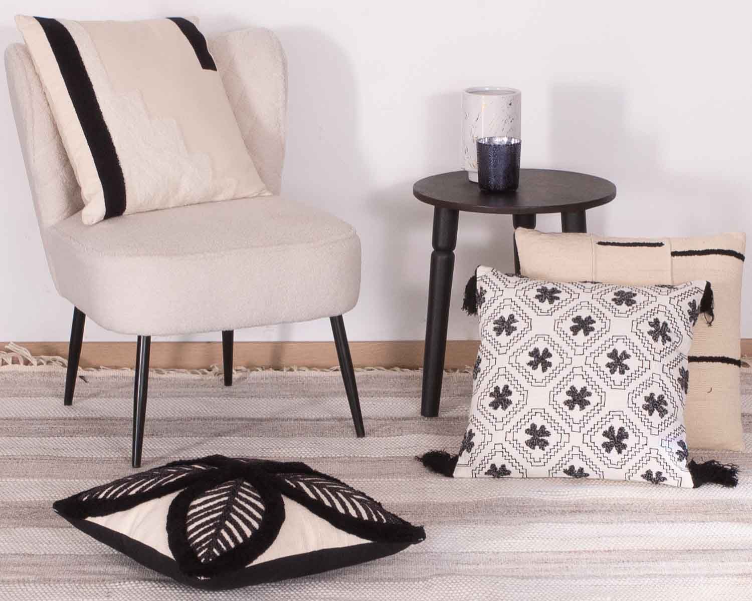 Cojín decorativo de algodón blanco con motivos bordados y pompones «Kavon»