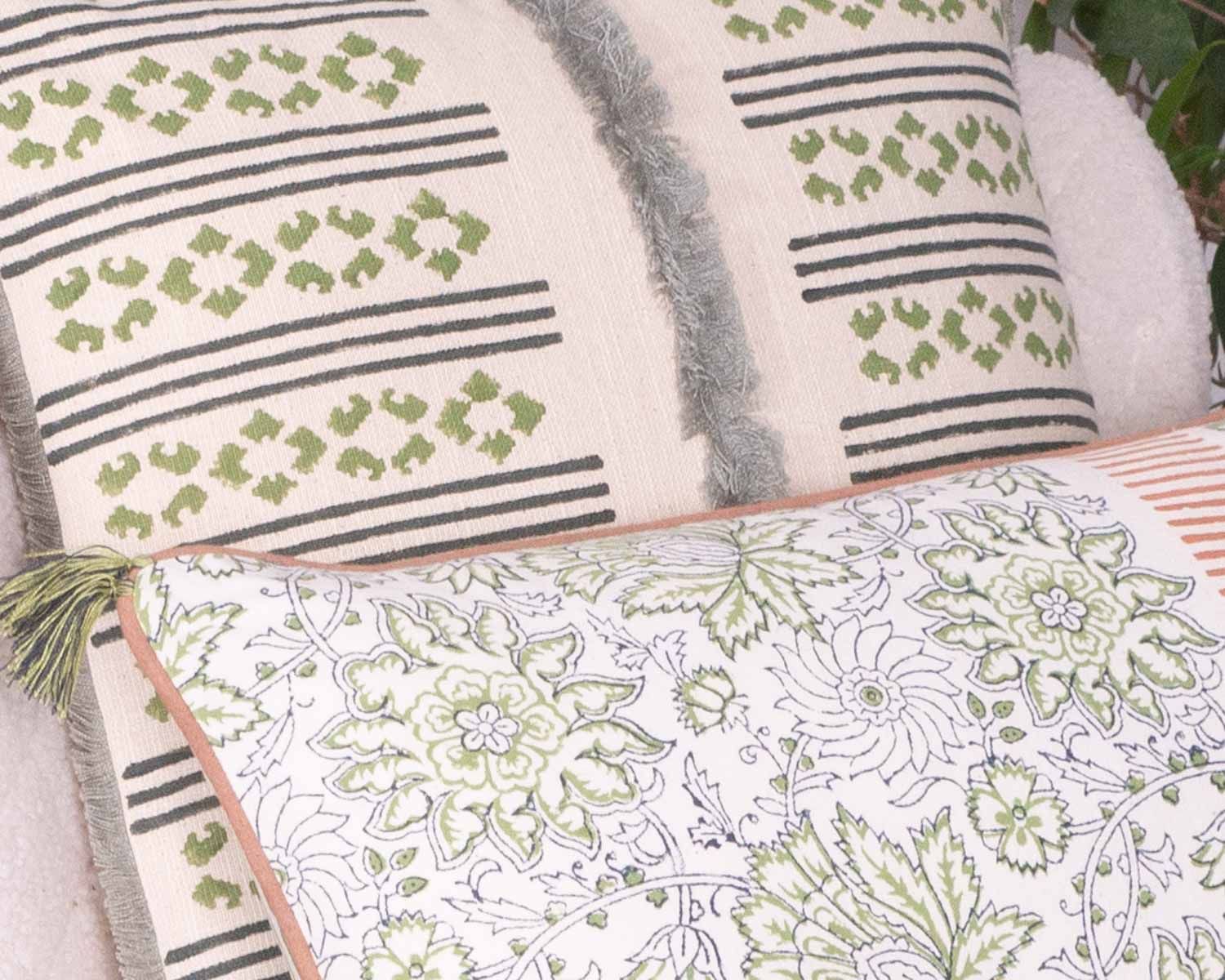 Cojín de tela con estampado floral en tonos verde y rosa «Solira», con ribete