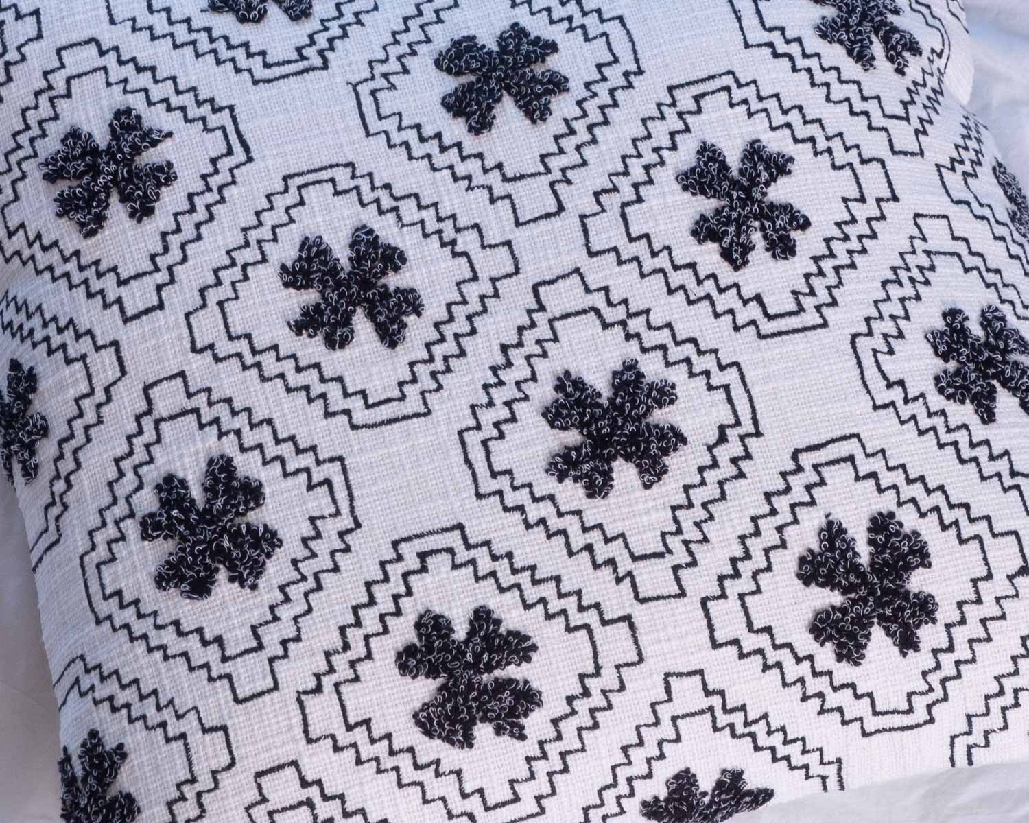 Cojín decorativo de algodón blanco con motivos bordados y pompones «Kavon»