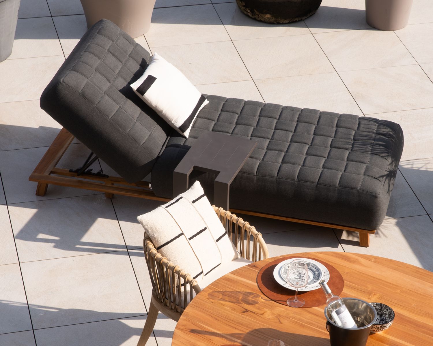 Tumbona de diseño con tejido Sunbrella gris oscuro y teca «Lombok»