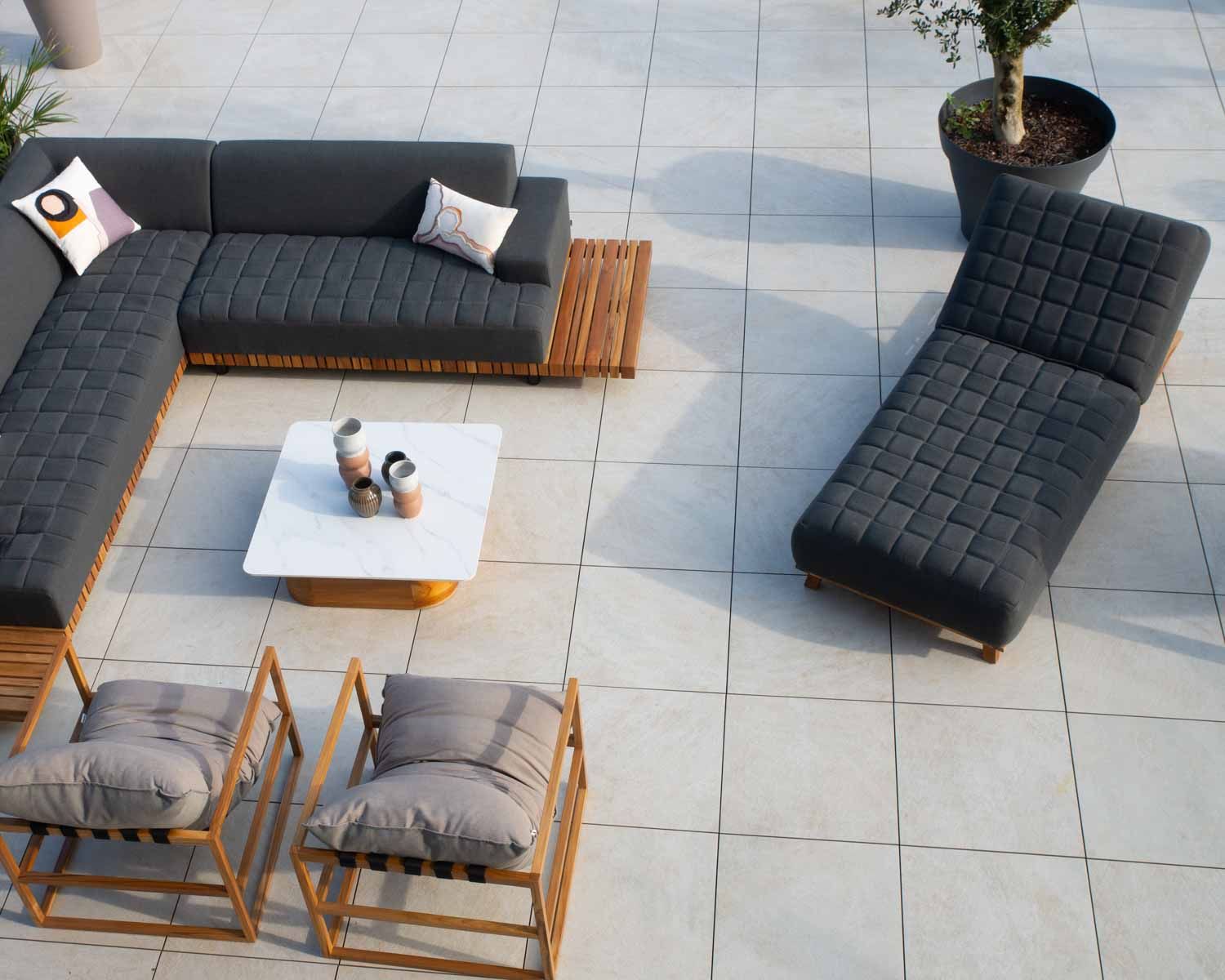 Tumbona de diseño con tejido Sunbrella gris oscuro y teca «Lombok»