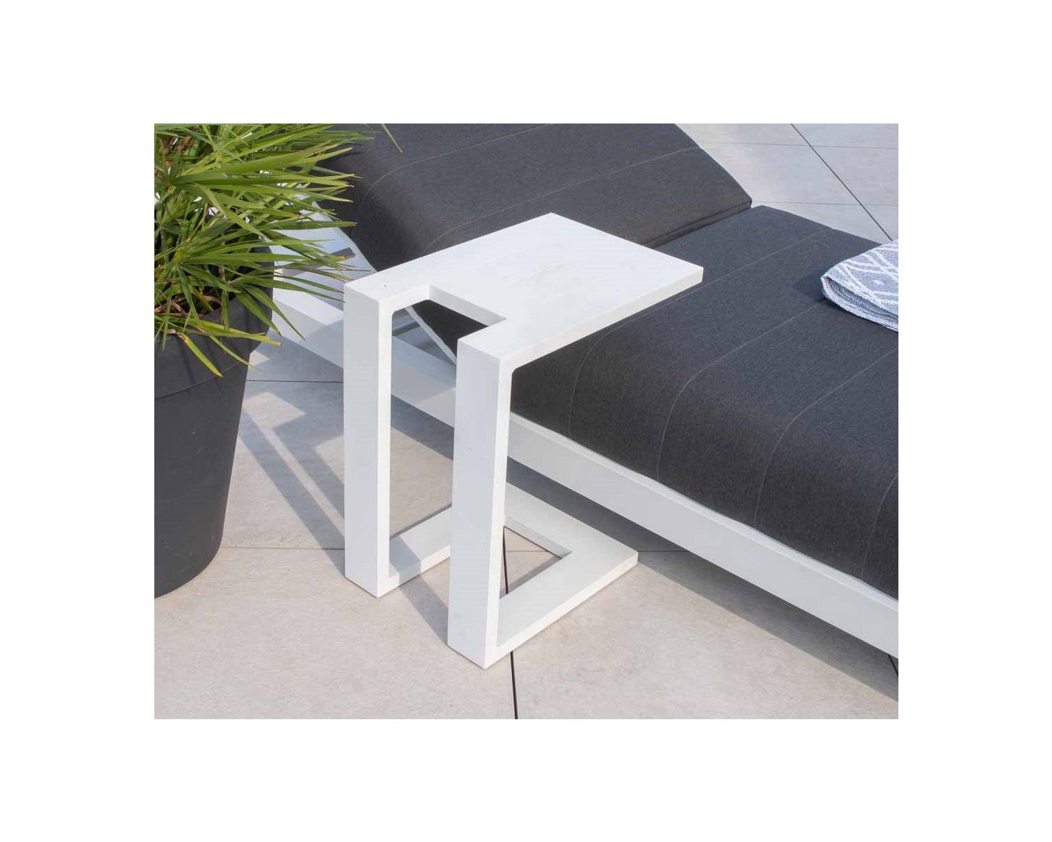 Bout de canapé design en aluminium blanc "Lazy Beach"