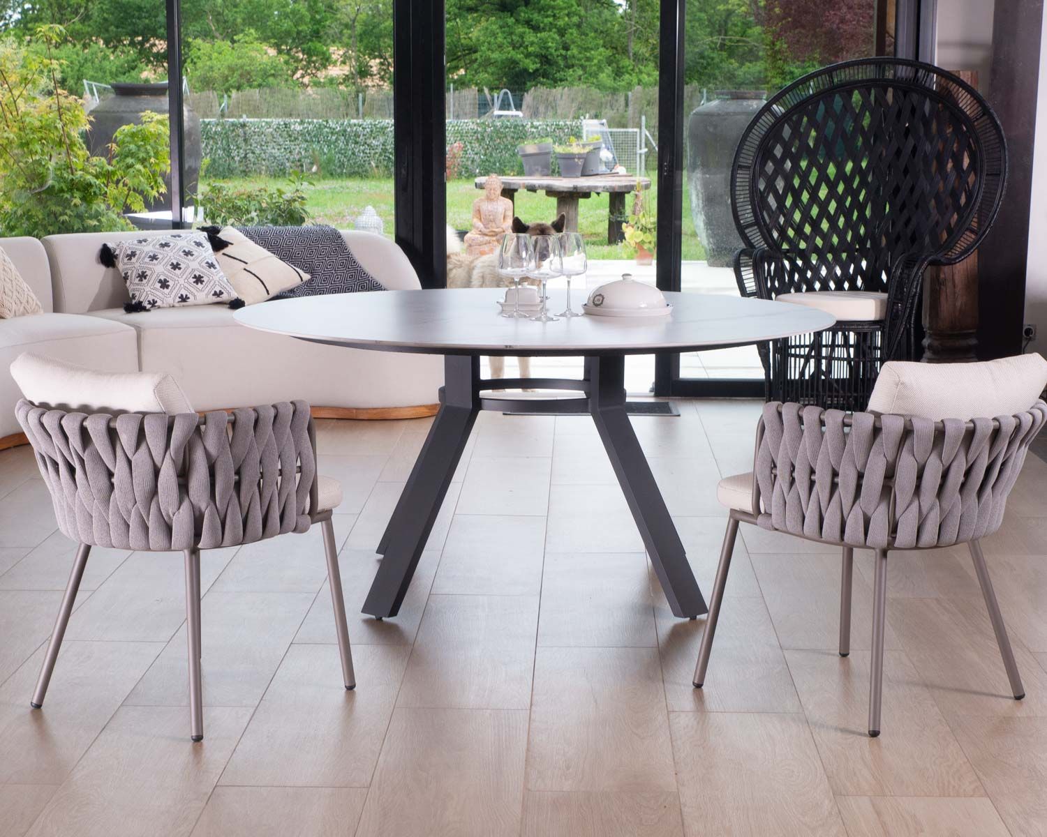 Cojín decorativo de algodón blanco con motivos bordados y pompones «Kavon»