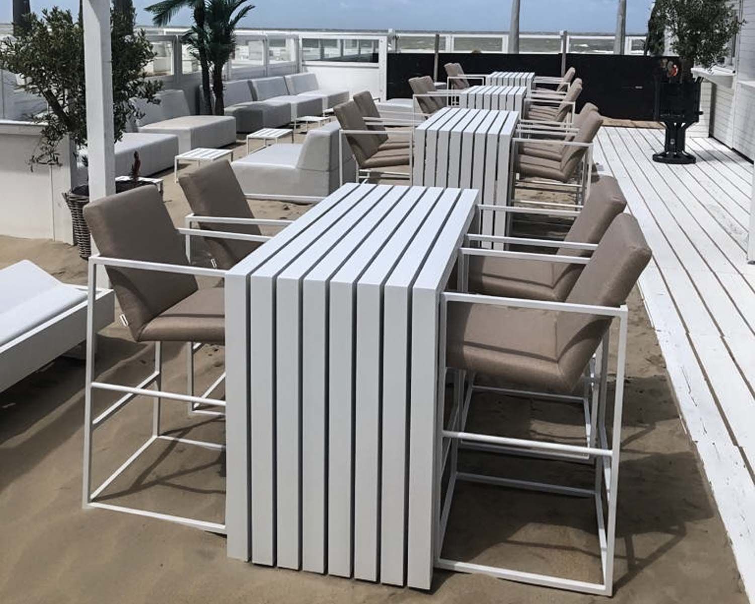 Mesa alta de diseño en aluminio blanco de 160 cm «Java Island»
