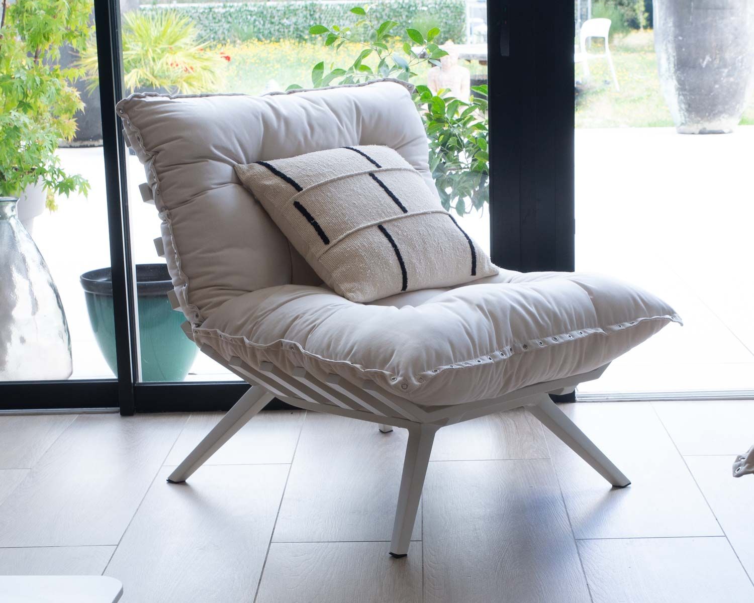 Sillón de exterior blanco con reposapiés modular y estructura de aluminio blanco «Lisca»
