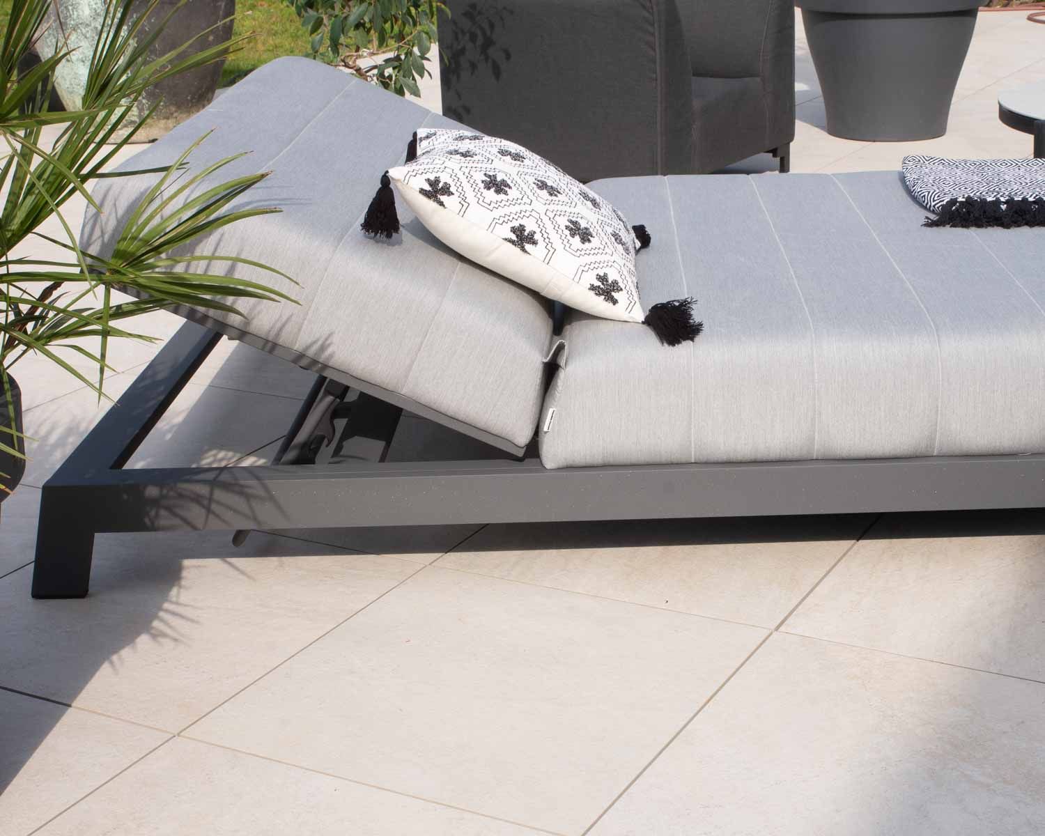 Cojín decorativo de algodón blanco con motivos bordados y pompones «Kavon»