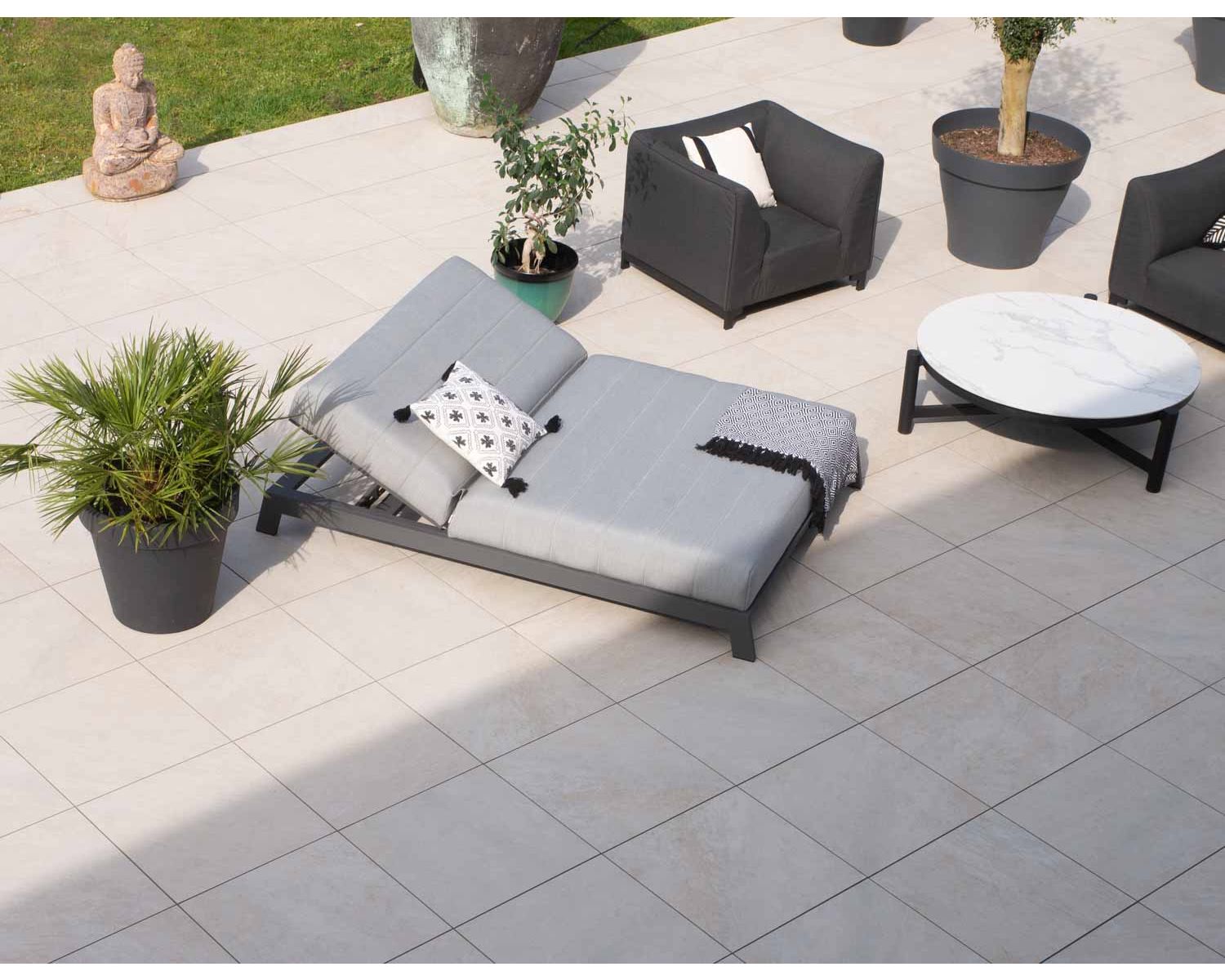 Tumbona doble moderna y cómoda de color gris claro «Terrasse», con estructura antracita