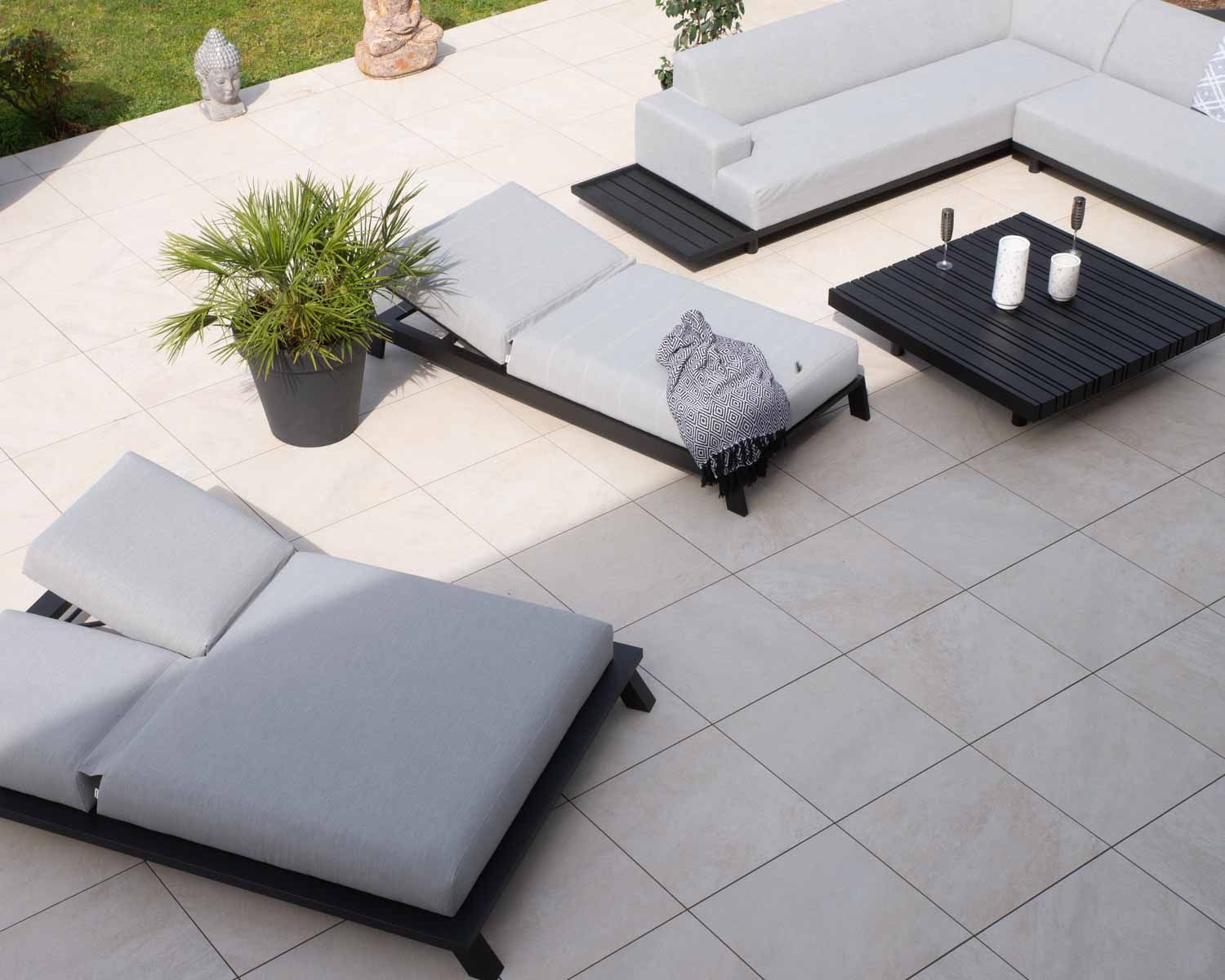 Tumbona doble con tejido Sunbrella gris claro y estructura de aluminio negro «Nusa Pedina»