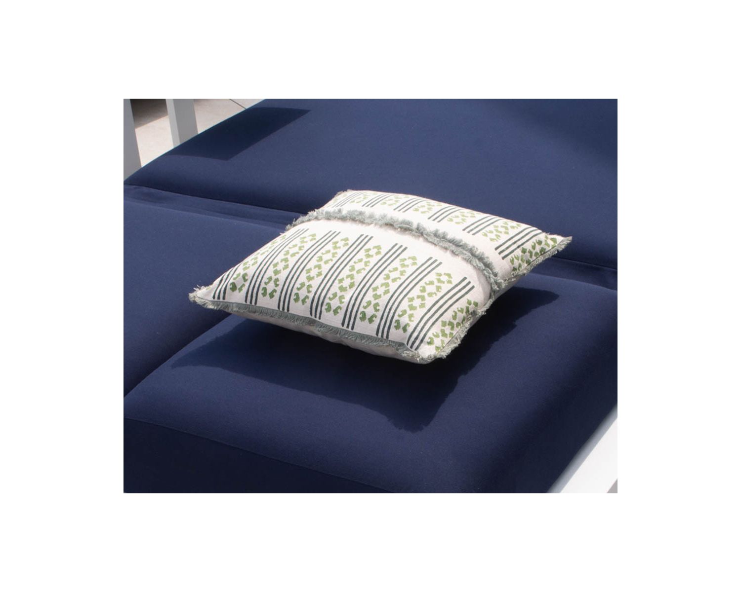 Cojín decorativo cuadrado en tonos beige y verde con flecos de lino «Solira»