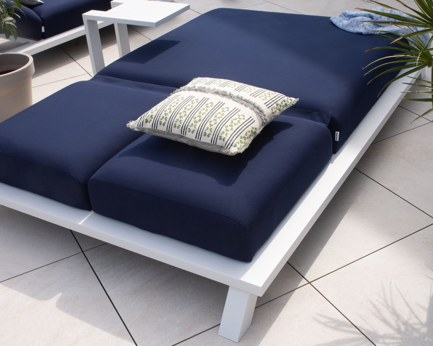 Cojín decorativo cuadrado en tonos beige y verde con flecos de lino «Solira»