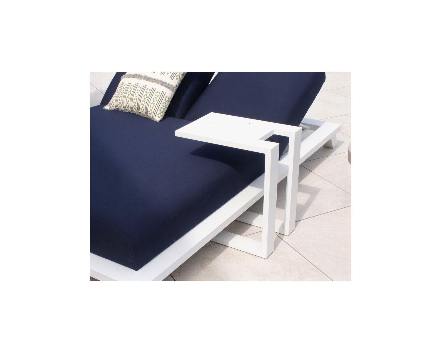 Bout de canapé design en aluminium blanc "Lazy Beach"