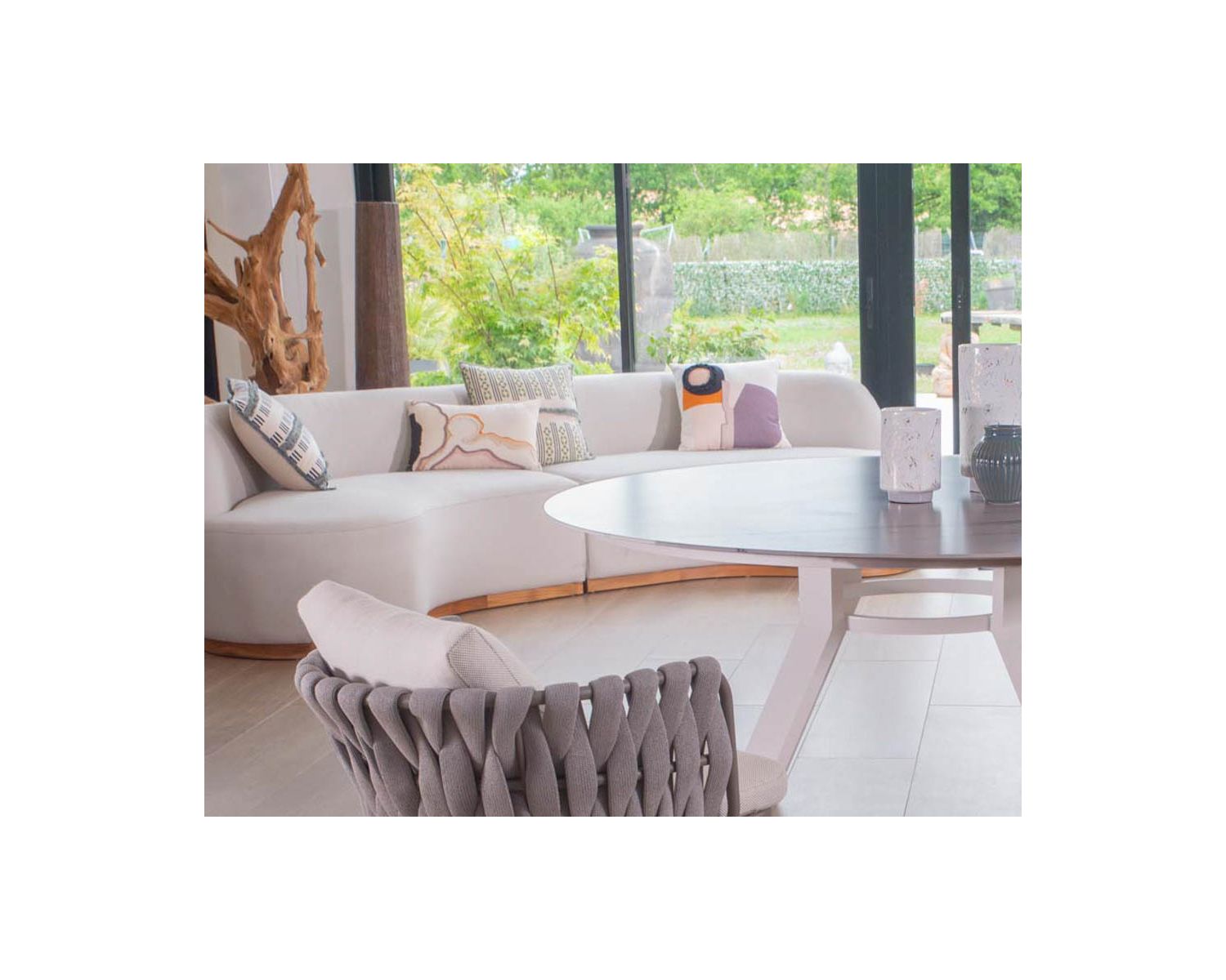 Cojín decorativo cuadrado en tonos beige y verde con flecos de lino «Solira»
