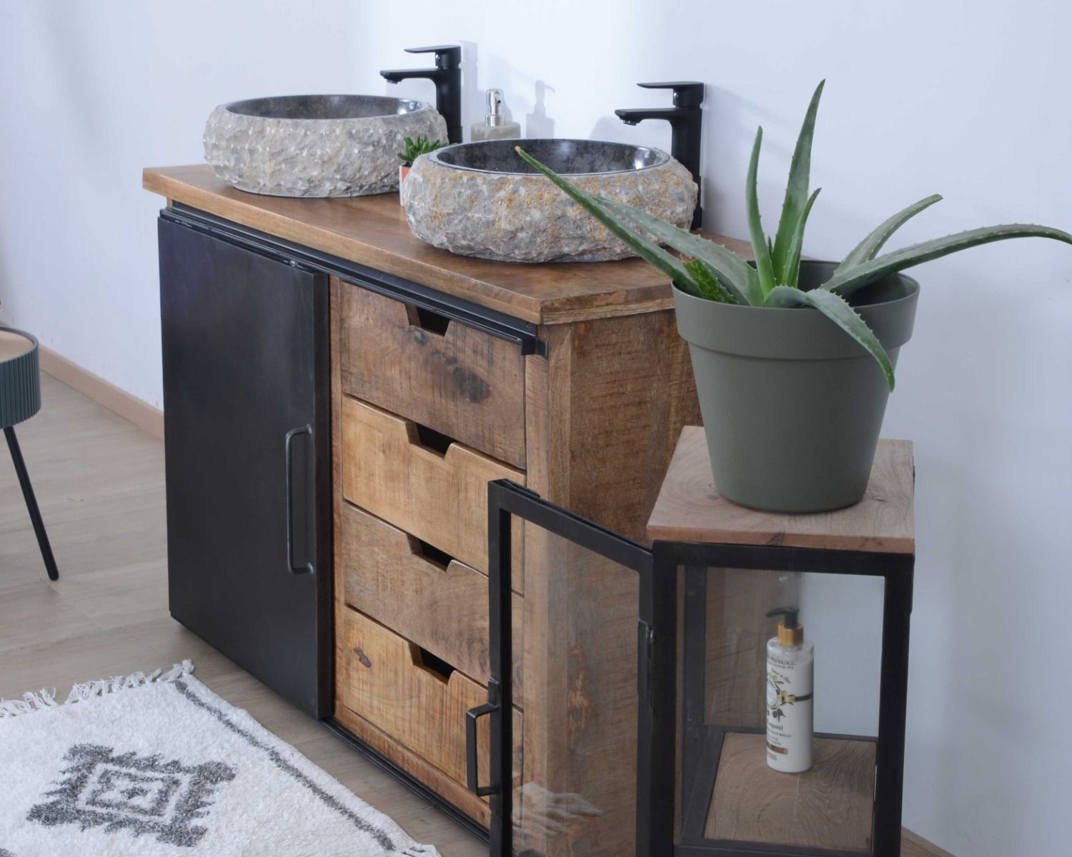 Pequeña vitrina de pared de estilo industrial, de metal, madera maciza y cristal «Black Cook»