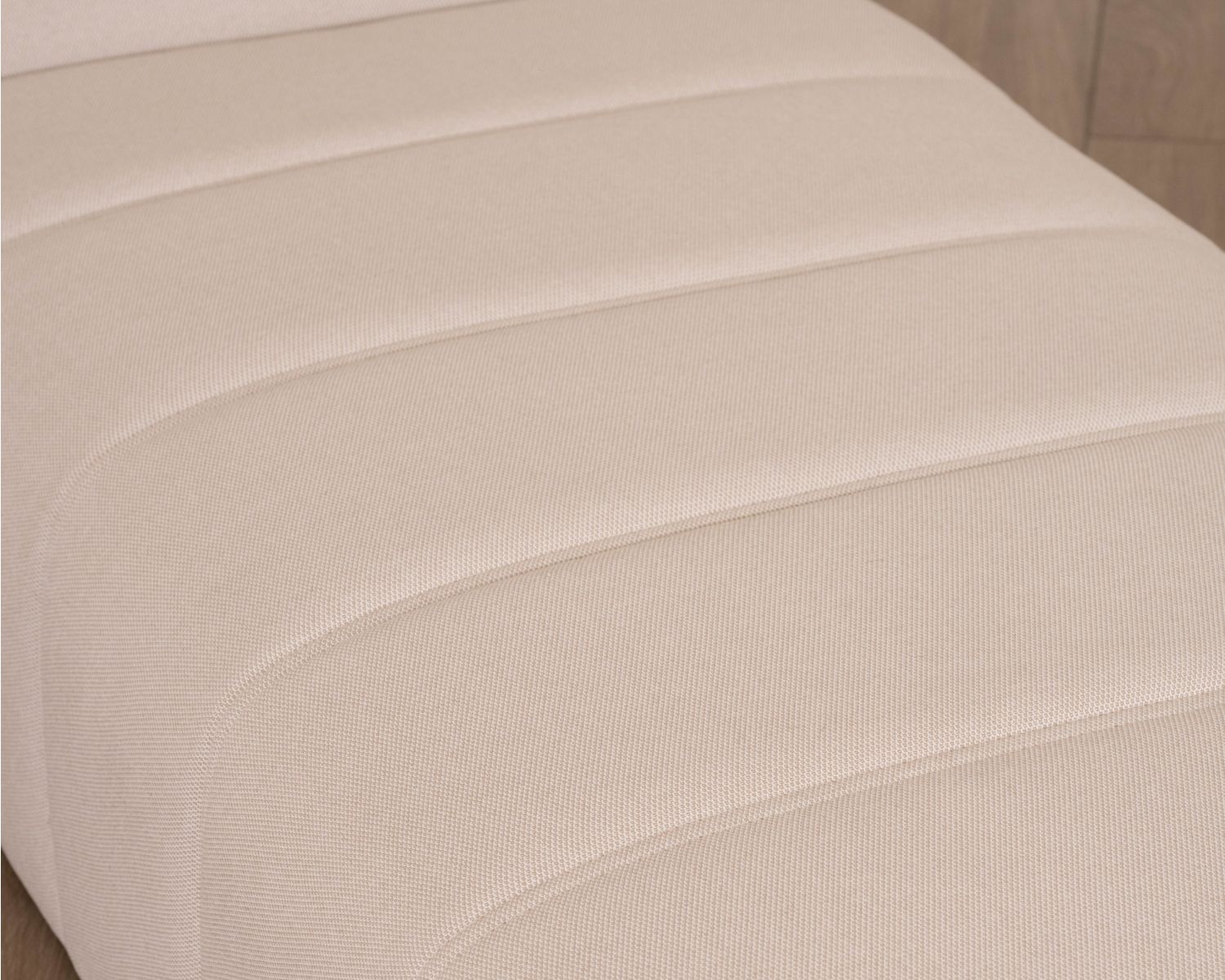 Tumbona de diseño minimalista en tejido color crema con pespuntes especiales para exterior «Sunset Bay»
