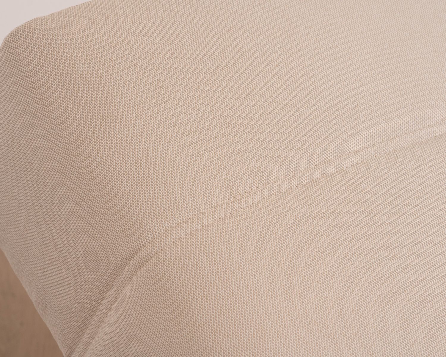 Tumbona de diseño minimalista en tejido color crema con pespuntes especiales para exterior «Sunset Bay»