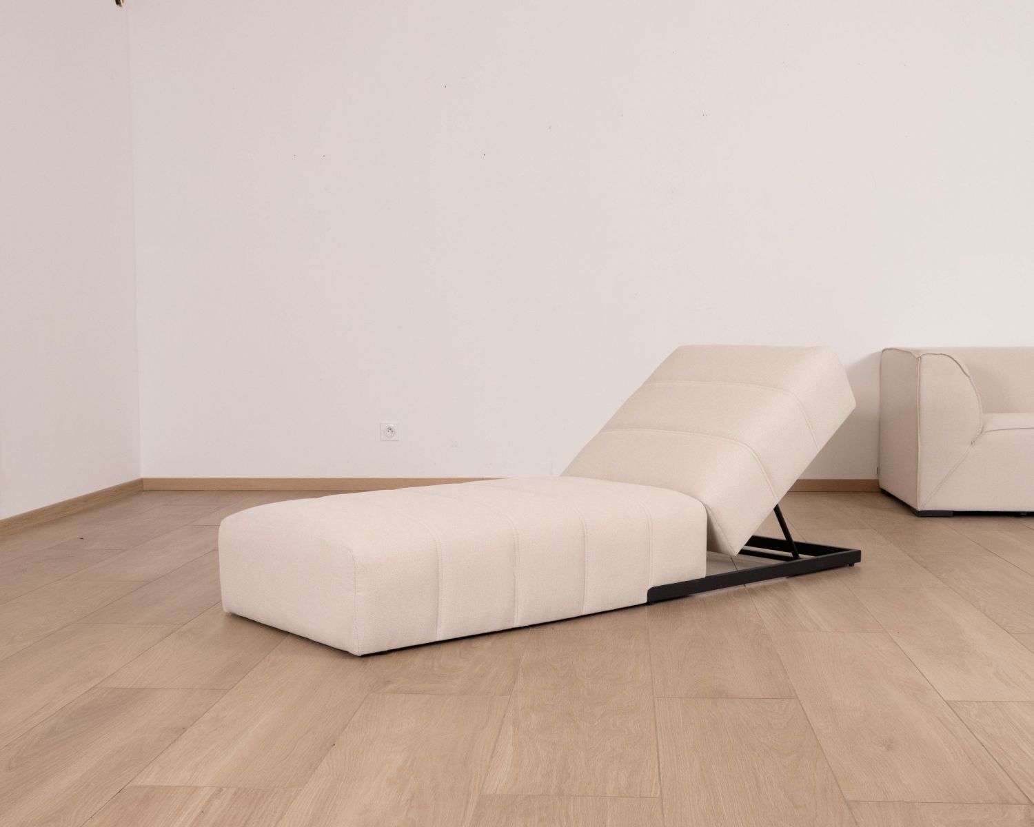 Tumbona de diseño minimalista en tejido color crema con pespuntes especiales para exterior «Sunset Bay»