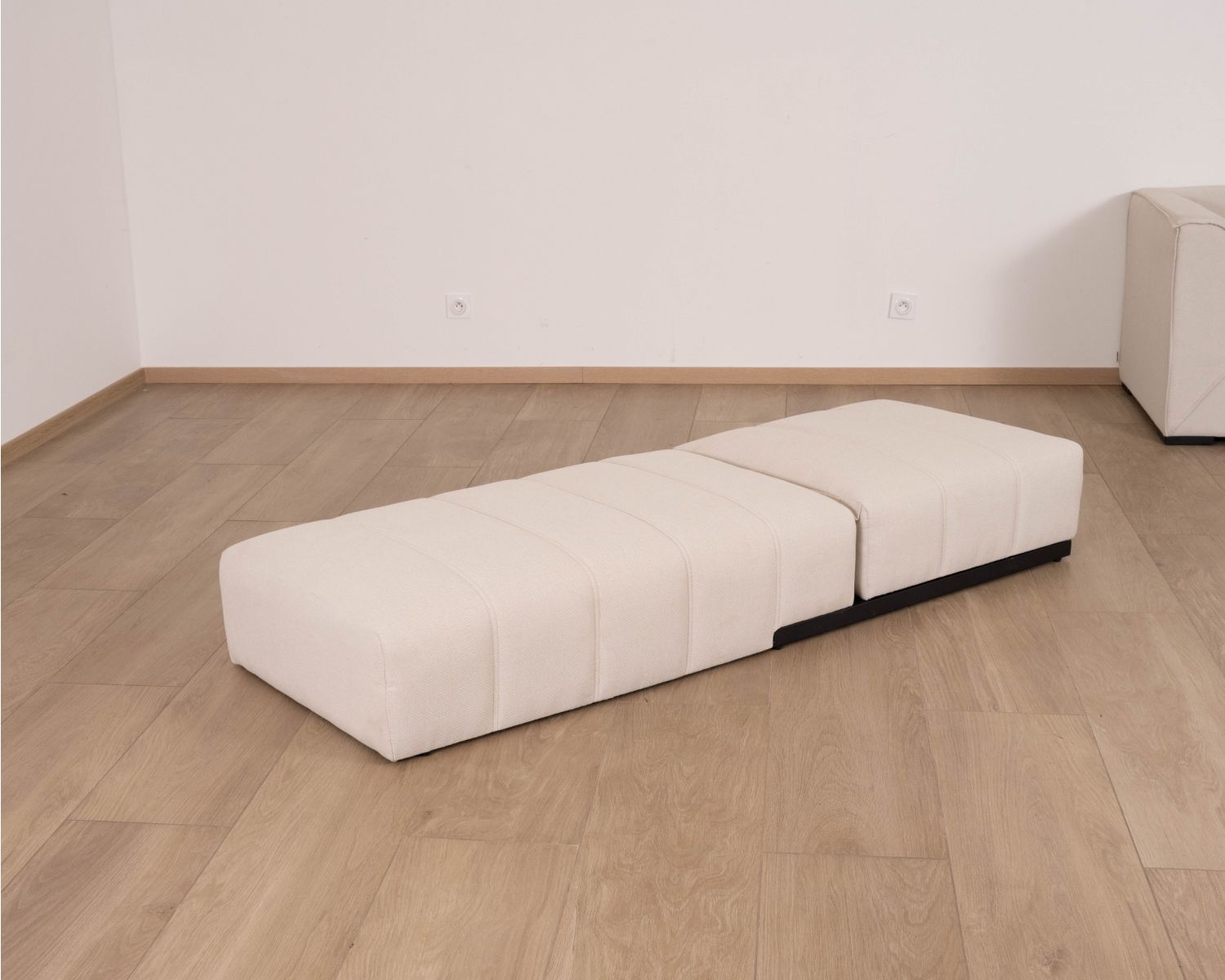 Tumbona de diseño minimalista en tejido color crema con pespuntes especiales para exterior «Sunset Bay»