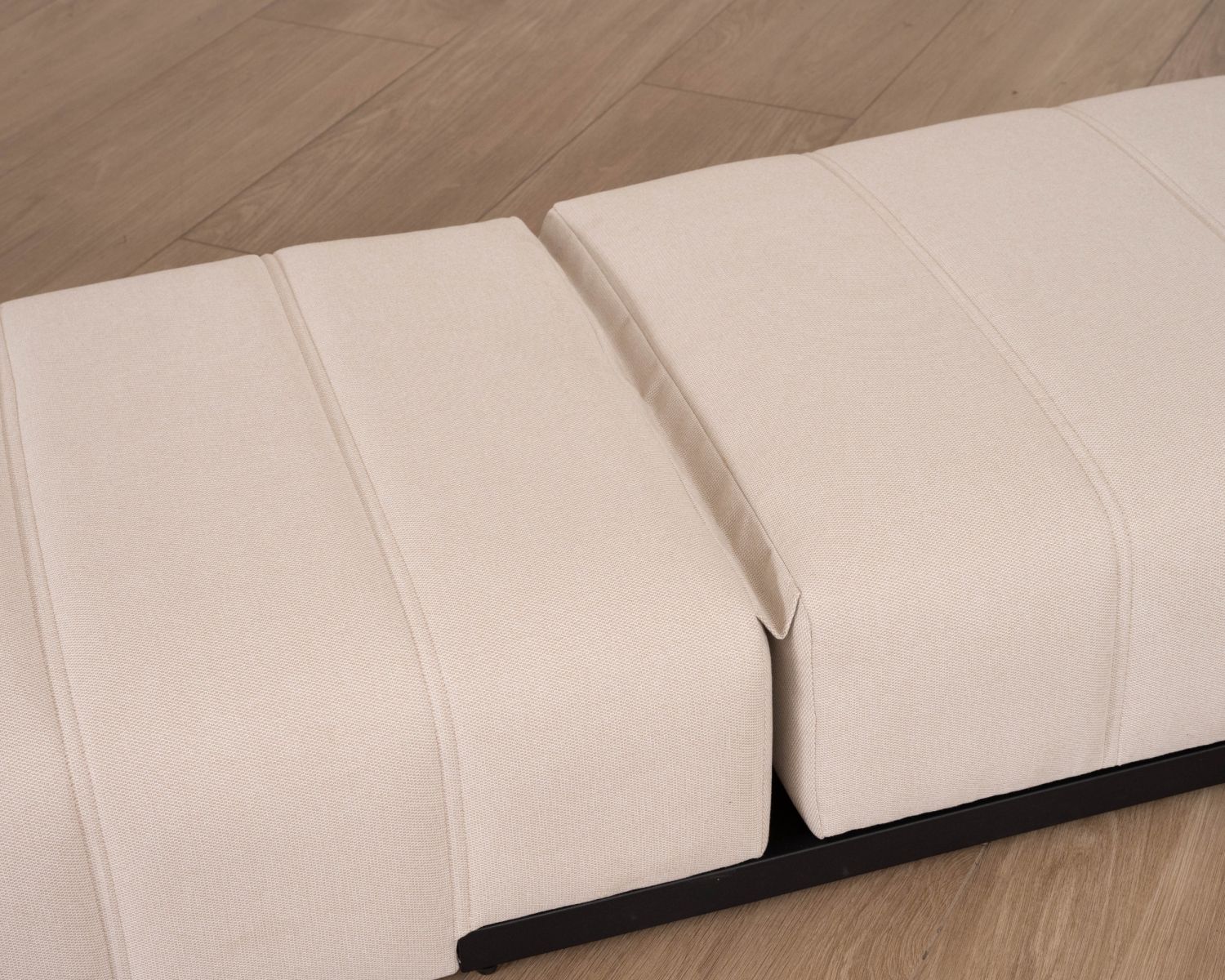 Tumbona de diseño minimalista en tejido color crema con pespuntes especiales para exterior «Sunset Bay»