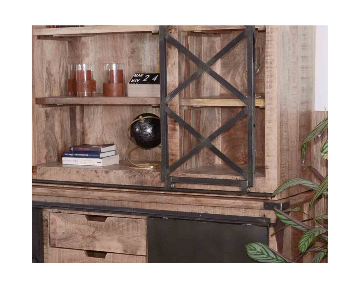 Gran aparador de metal, cristal y madera «Caractère» de 180 cm