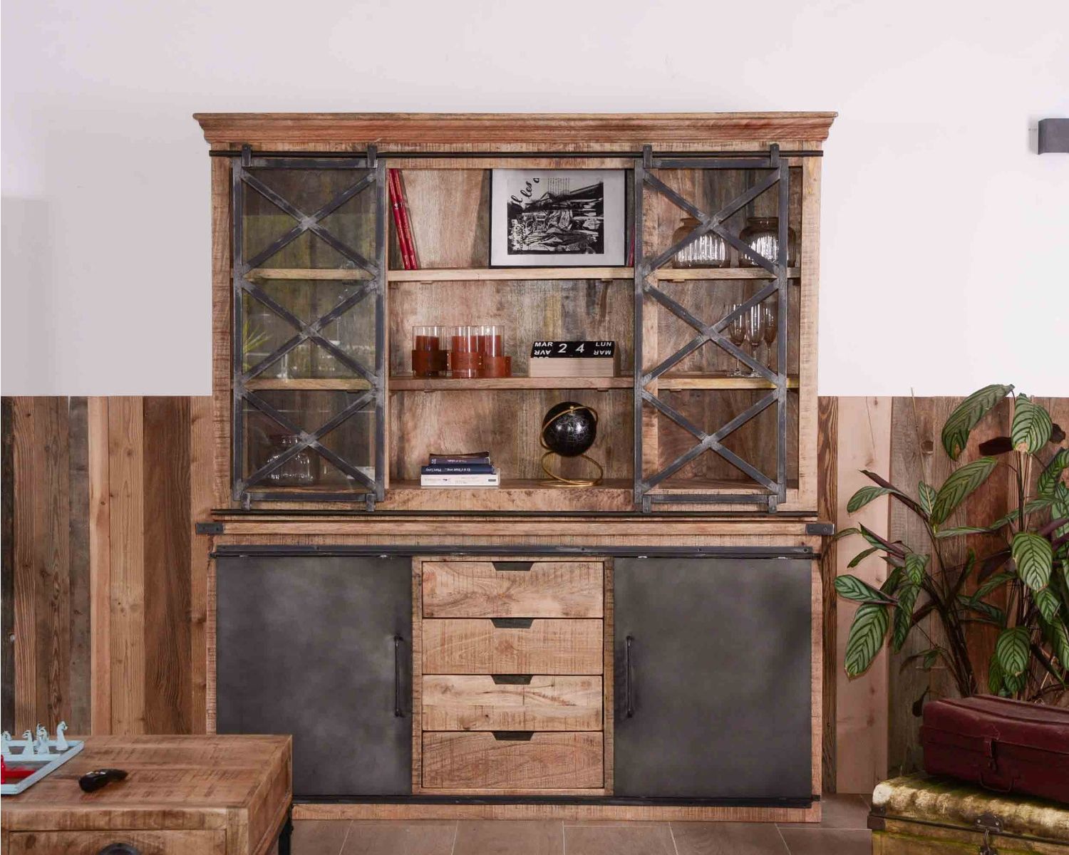 Gran aparador de metal, cristal y madera «Caractère» de 180 cm