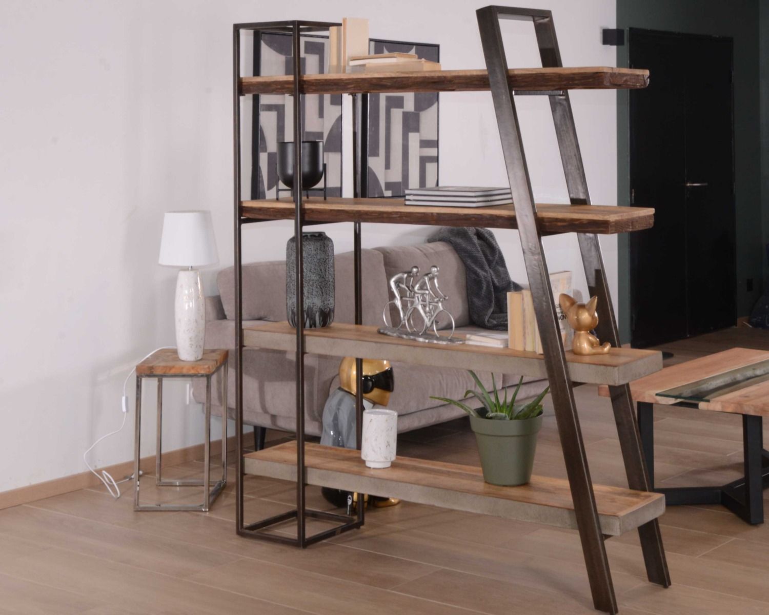 Librería de diseño contemporáneo «Mezzo», de madera, metal y acabado de cemento