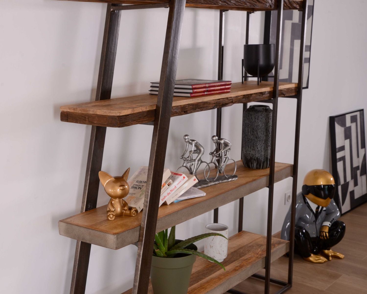 Librería de diseño contemporáneo «Mezzo», de madera, metal y acabado de cemento