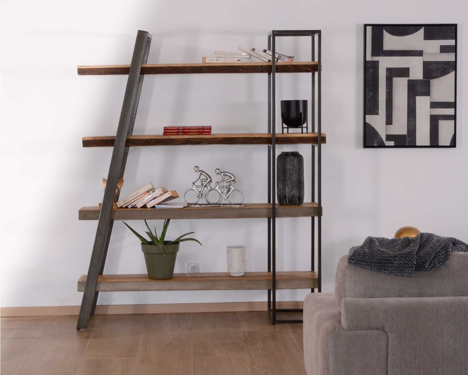 Librería de diseño contemporáneo «Mezzo», de madera, metal y acabado de cemento