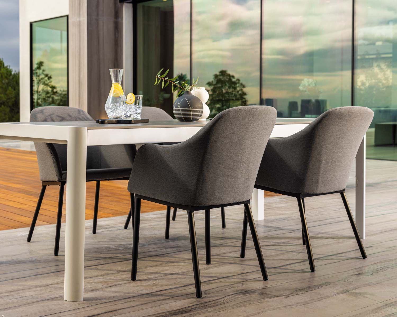 Silla de exterior moderna y envolvente, confeccionada en tejido Sunbrella gris oscuro «Sokha Beach»