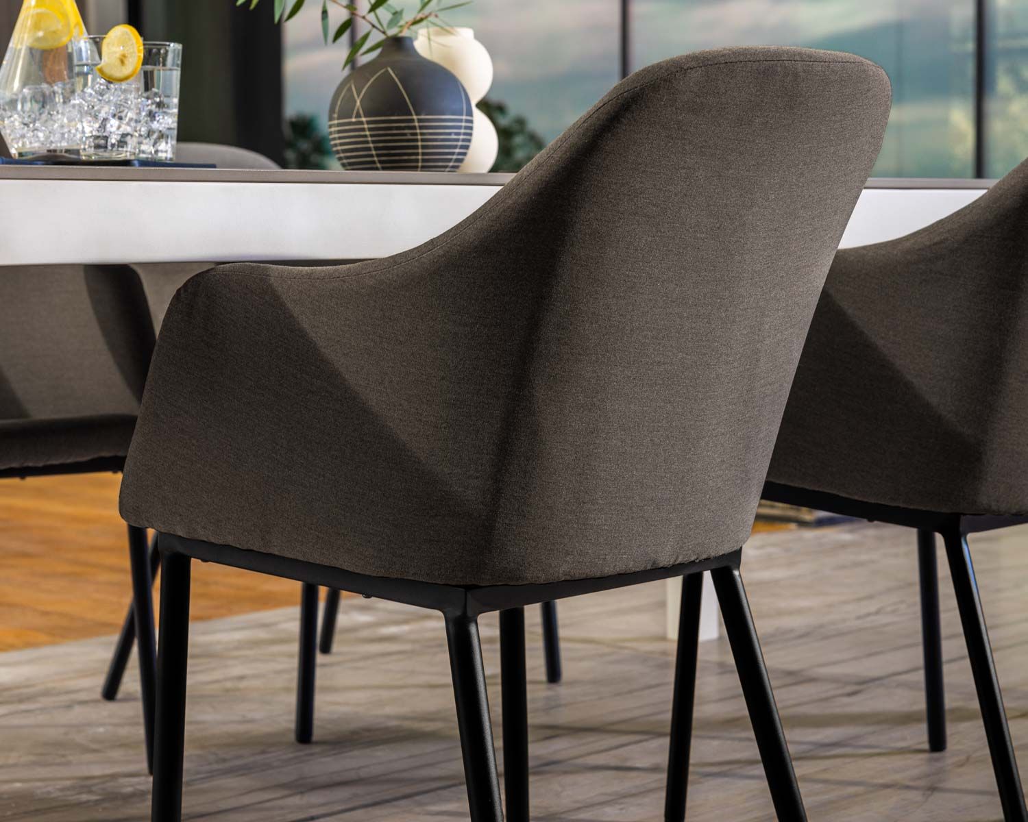 Silla de exterior moderna y envolvente, confeccionada en tejido Sunbrella gris oscuro «Sokha Beach»