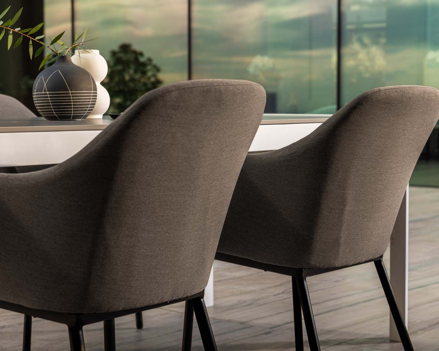 Silla de exterior moderna y envolvente, confeccionada en tejido Sunbrella gris oscuro «Sokha Beach»