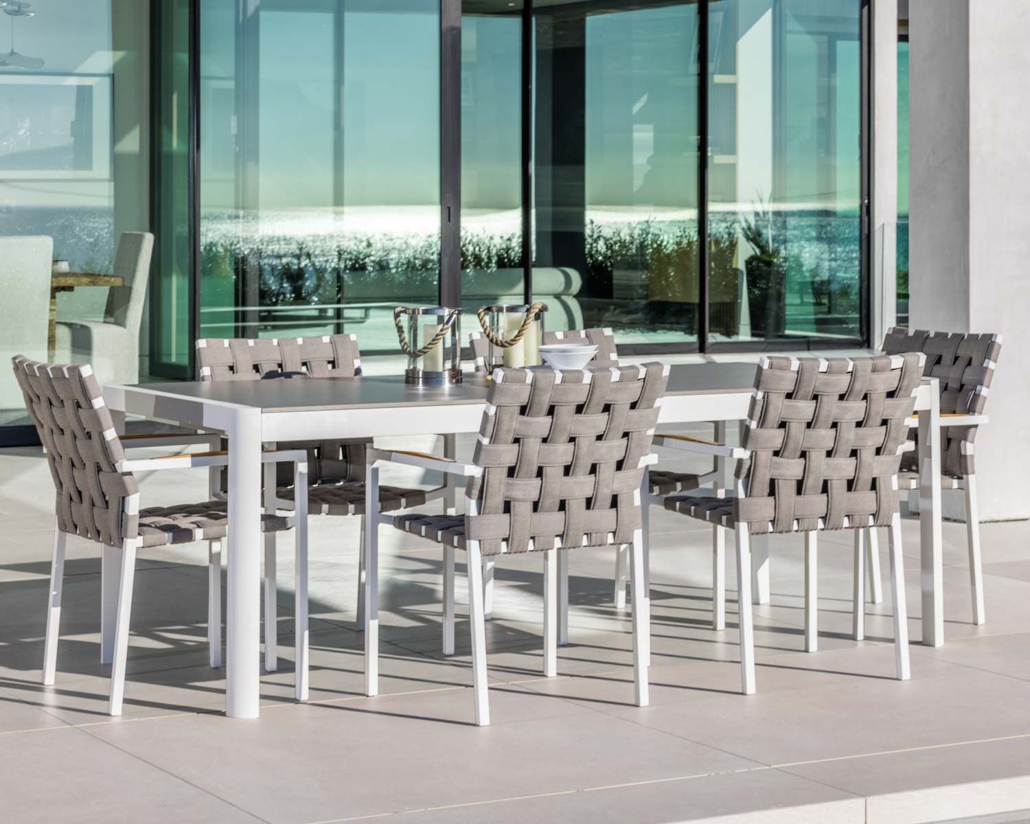 Lote de 2 elegantes sillas de comedor para exterior con tejido trenzado en color topo y aluminio blanco «Saint Tropez»