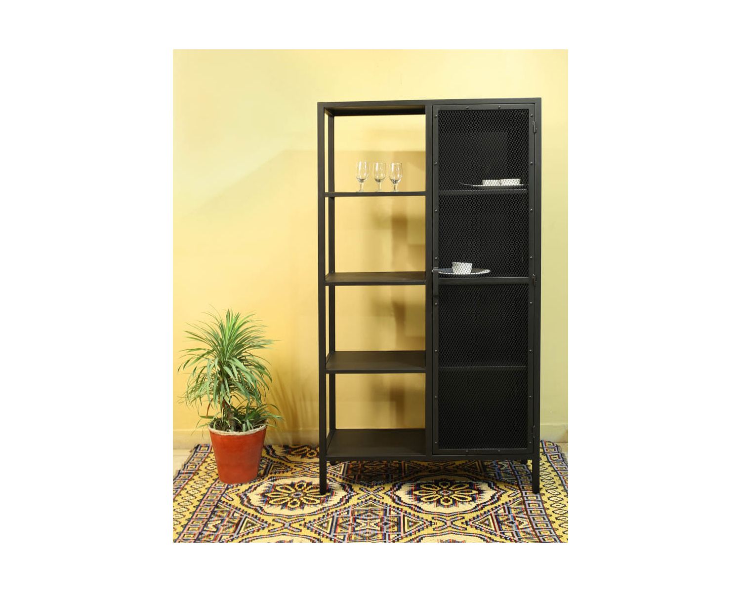 Armario industrial de metal negro, 1 puerta y 4 estantes, modelo «Atelier», alt. 180