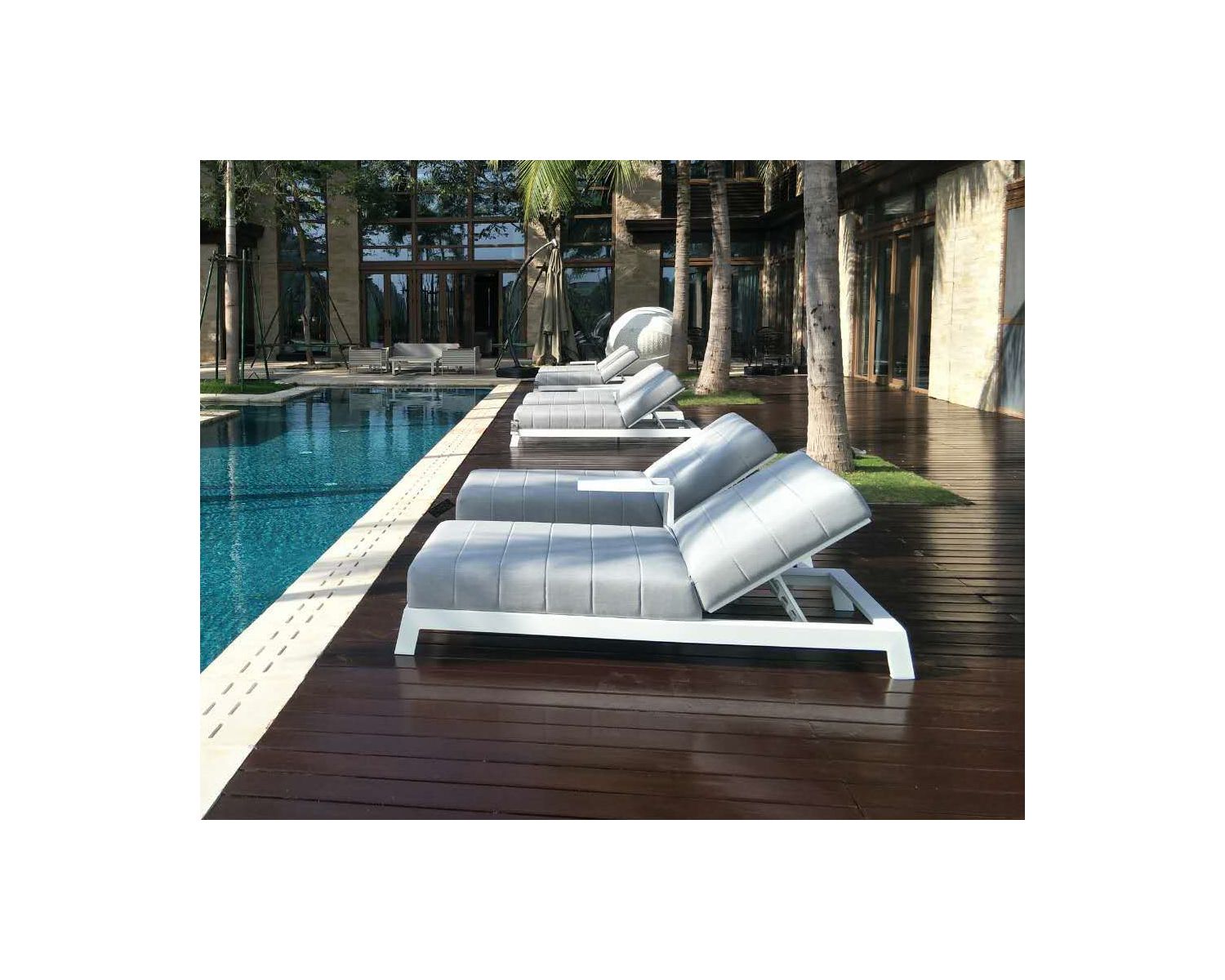 Tumbona acolchada de aluminio blanco y tela gris de alta calidad «Terrasse»
