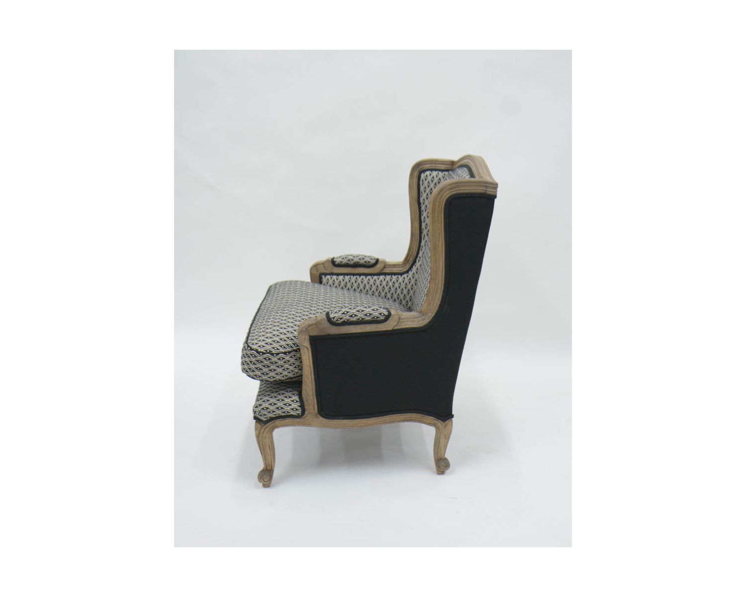 Sillón bergère «Sofía» de madera maciza y tela blanca y negra con rombos