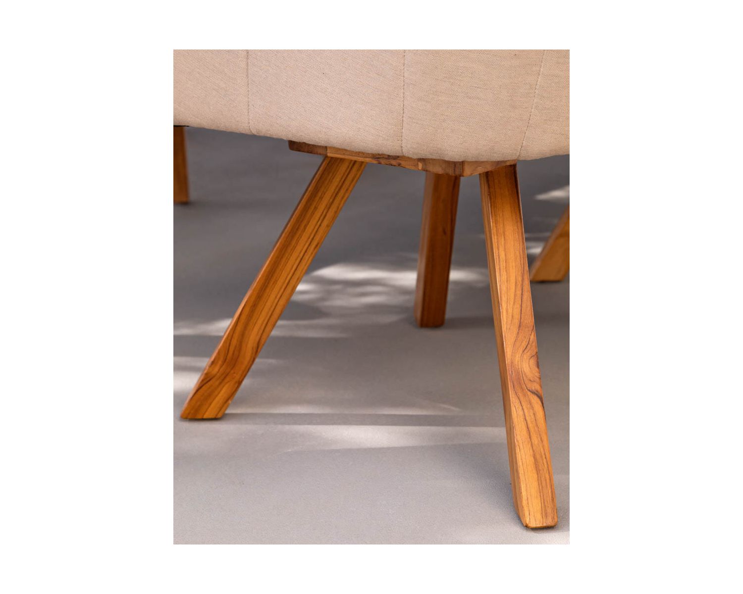 Silla de jardín con tapizado Sunbrella en blanco roto y patas de teca «Lombok»
