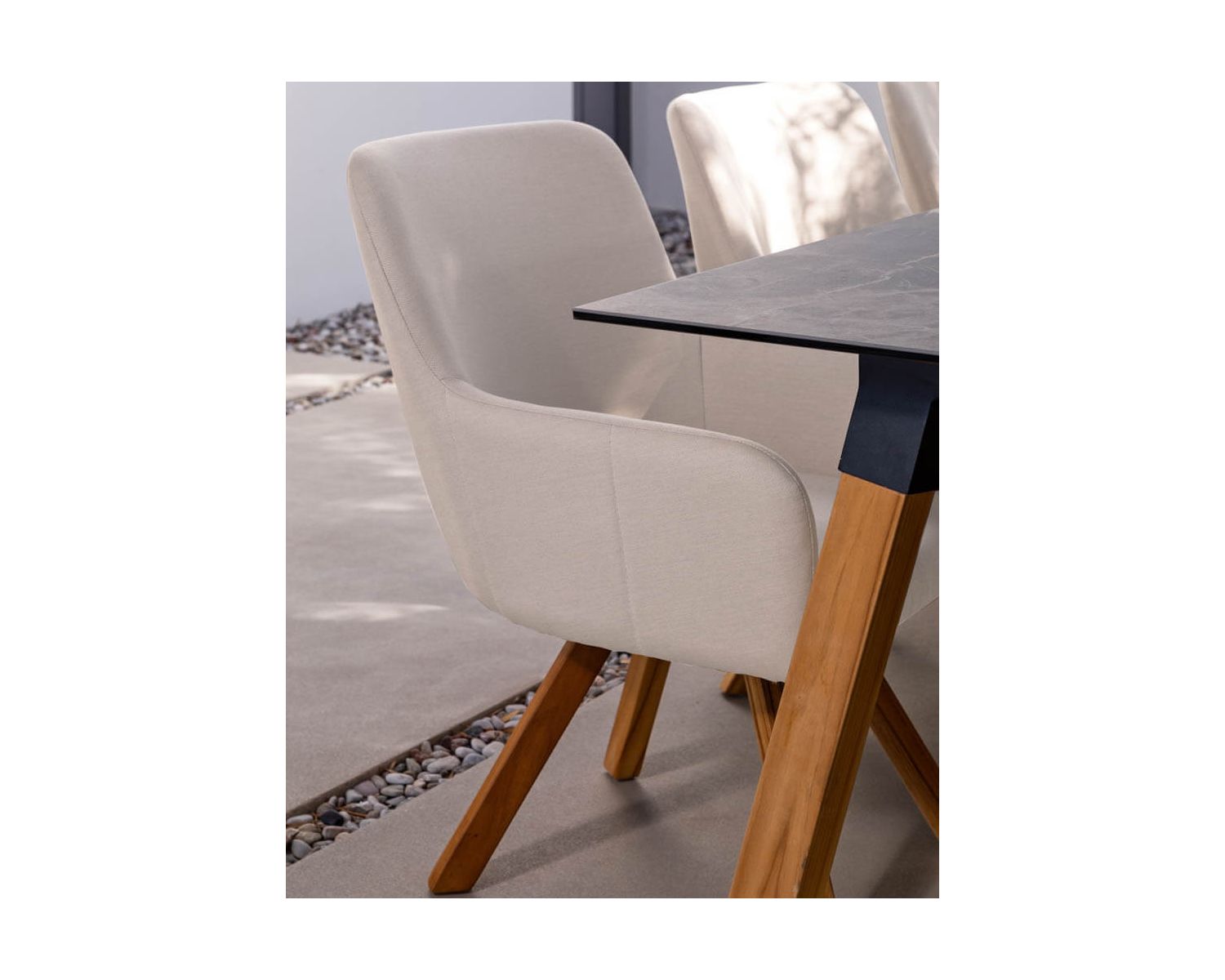 Silla de jardín con tapizado Sunbrella en blanco roto y patas de teca «Lombok»