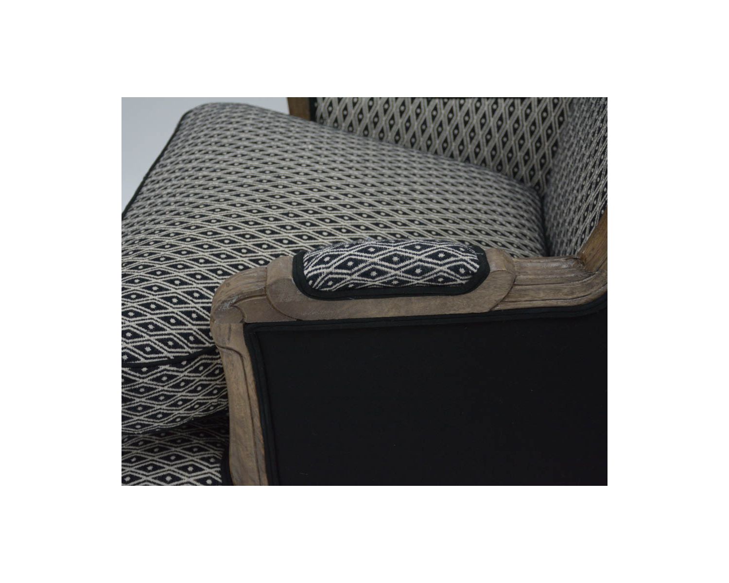 Sillón bergère «Sofía» de madera maciza y tela blanca y negra con rombos