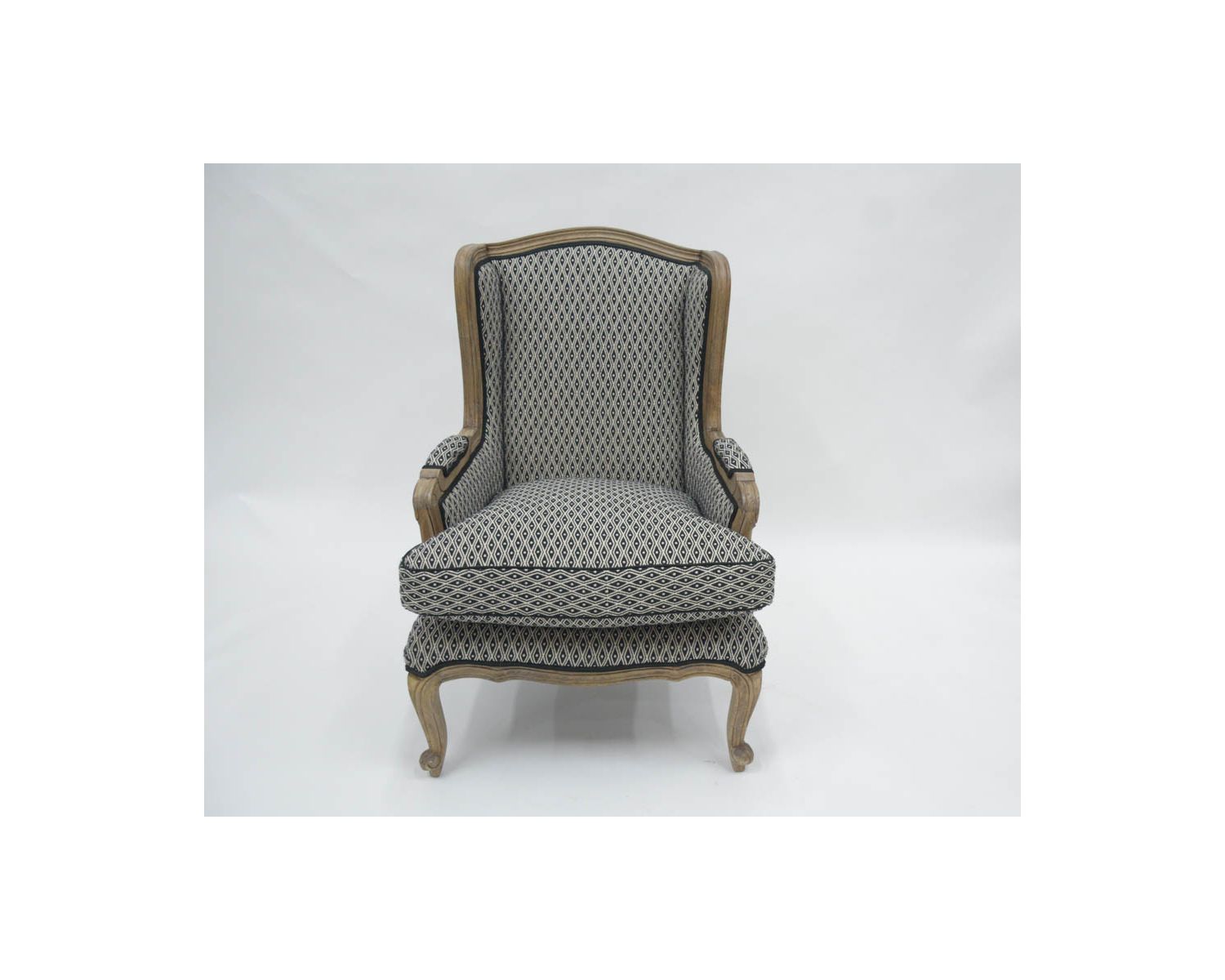 Sillón bergère «Sofía» de madera maciza y tela blanca y negra con rombos