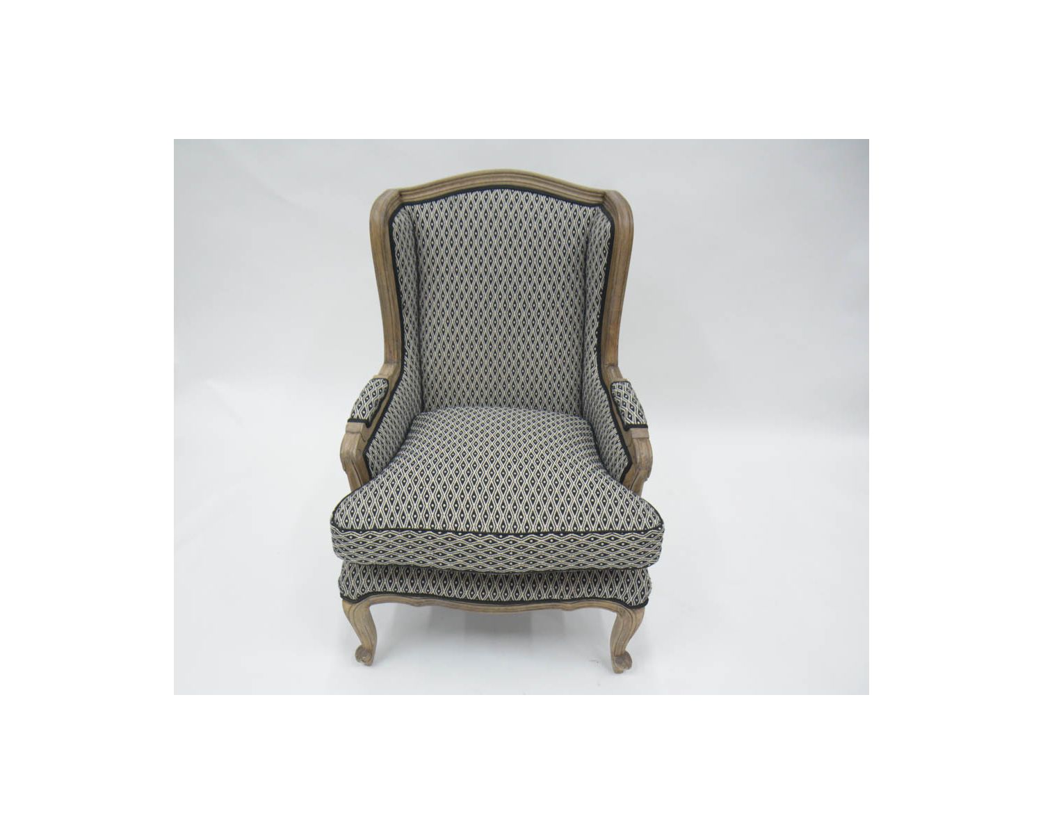 Sillón bergère «Sofía» de madera maciza y tela blanca y negra con rombos