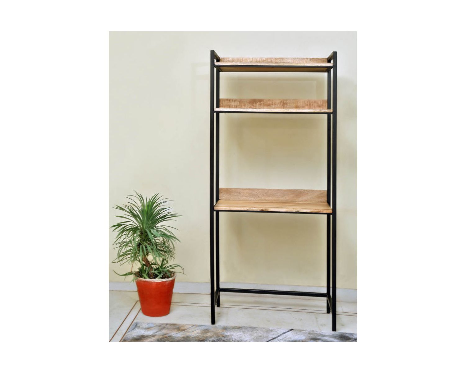 Escritorio industrial de metal y madera de mango con estantes «Atelier» 