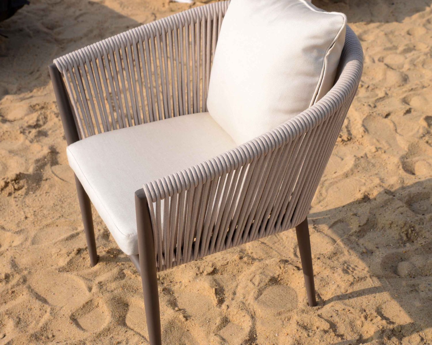 Lote de 2 sillas de jardín de diseño, de tela y aluminio color champán, modelo «Cheverny»