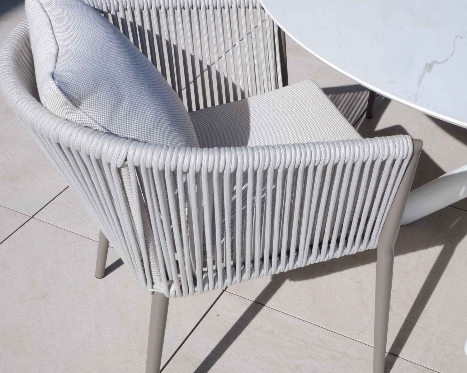 Lote de 2 sillas de jardín de diseño, de tela y aluminio color champán, modelo «Cheverny»